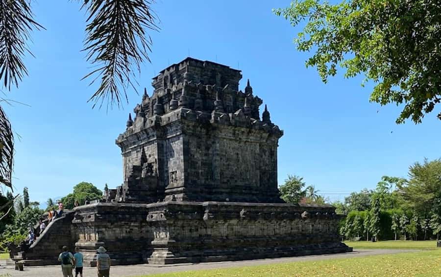 From Yogyakarta: Borobudur, Chicken Church & Mendut Temple - Borobudur at sunrise: what you’ll get and why it matters