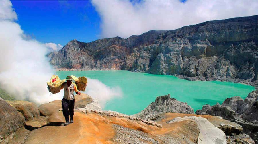 From Yogyakarta: Bromo & Ijen 3-Day Tour with Bali Drop-off - Day 3: Midnight Ijen crater hike to the rim and sulphur lake views