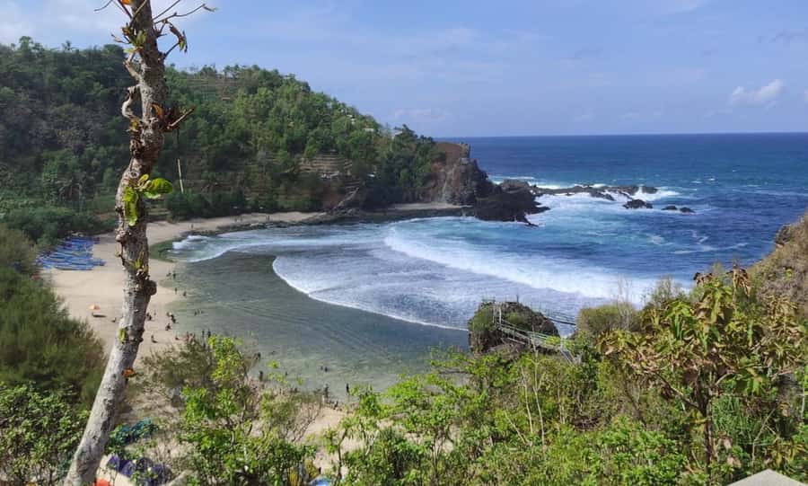 From Yogyakarta: Pengilon Hill and Hidden Beach - Photo stop + guided pacing: why the middle part of the day feels smoother than you expect