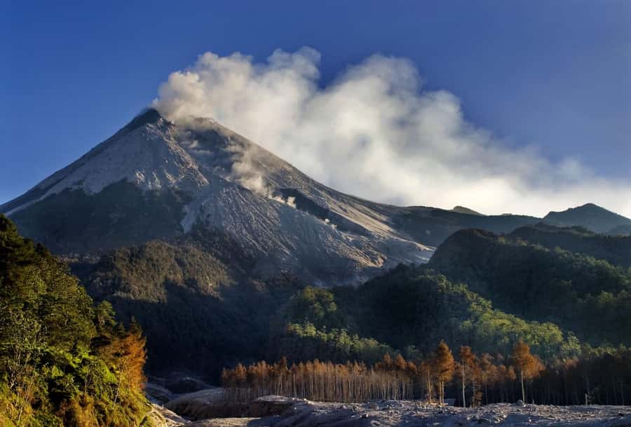 Merapi volcano sunrise with 4wd jeep and step on cold lava - After sunrise: seeing Merapi’s power up close