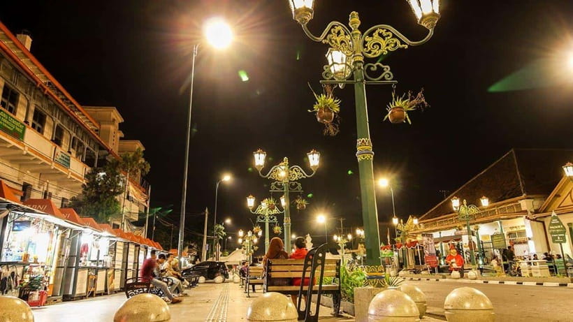 Night Street Food and Cultural Walking Tour - Kraton Palace Area at Night: Illuminated Views and a Cultural Game