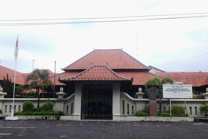 Private Royal Heritage Tour: Yogyakarta Palace, Watercastle, Sonobudoyo Museum - Bale Raos and your included lunch inside the palace complex