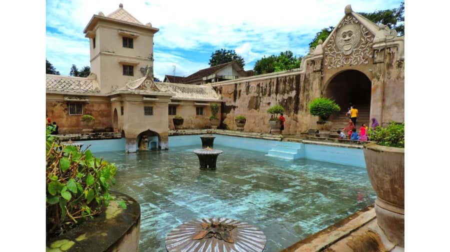 Sultan Palace, Water Castle & Prambanan Temple Guided Tour - Yogyakarta Royal Palace (Kraton): Seeing a Palace That Still Works