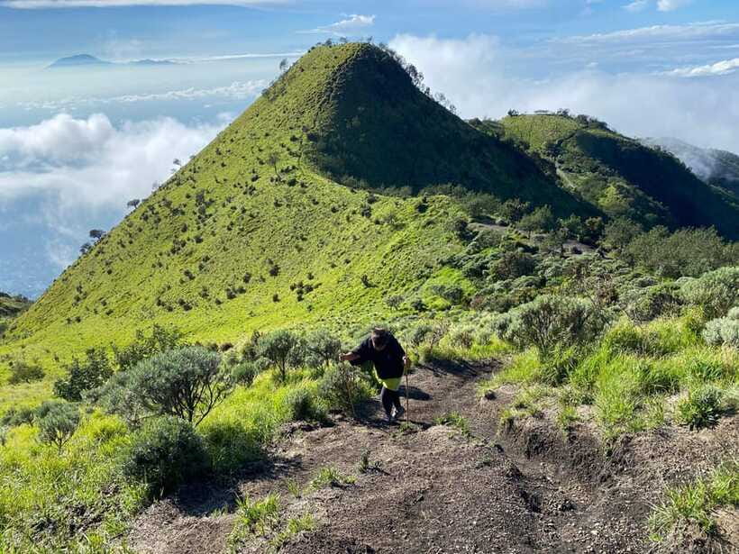 Yogyakarta: 1 Day Trip Mount Merbabu Sunrise Hike - Descent down: where poles, pacing, and caution pay off