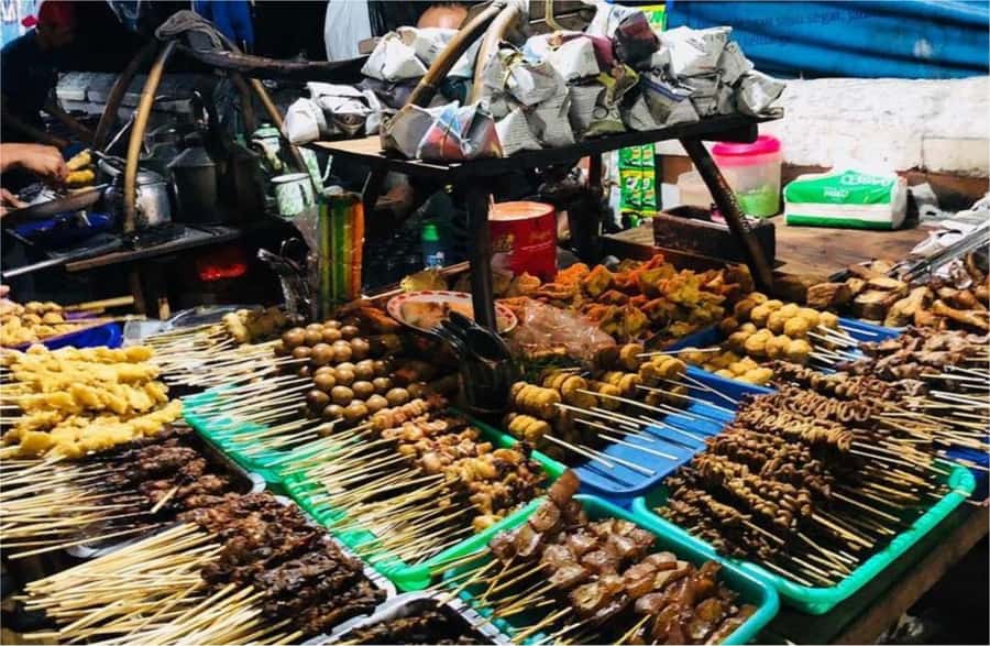 Yogyakarta: 3-Hour Night Walking with Street Food Tasting - Front Seat in a Becak: A Short Ride Through Jogja’s Streets