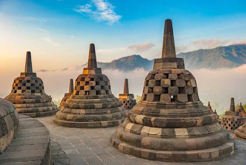 Yogyakarta: Borobudur climb up and Prambanan Temple Tour - The Borobudur Guide Experience: What You Should Look For