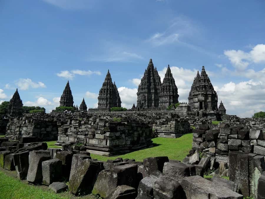 Yogyakarta: Borobudur climb up,Prambanan &Volcano Lava View - Prambanan after Borobudur: a Hindu temple made for big views