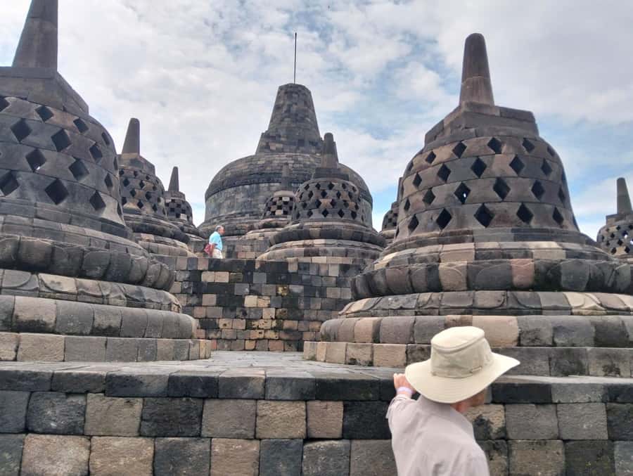Yogyakarta: Borobudur climb up,Prambanan &Volcano Lava View - The night Merapi lava view: dramatic, but not guaranteed