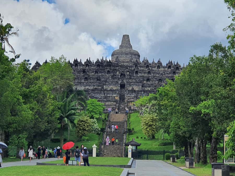 Yogyakarta: Borobudur, Merapi, Prambanan & Ramayana Ballet - Borobudur climb access and the view payoff at every step