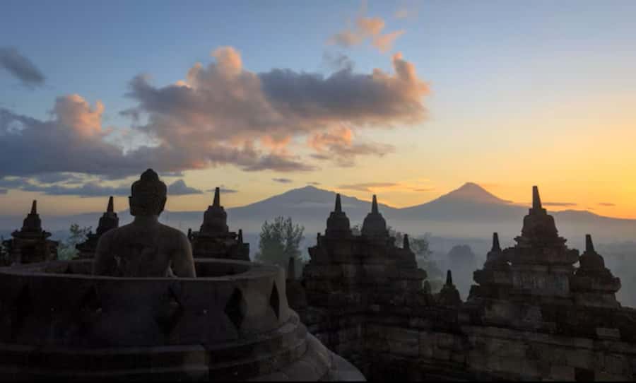 Yogyakarta: Borobudur Sunrise Climbup guarantee & prambanan - The role of the English guide: useful knowledge without turning it into a lecture
