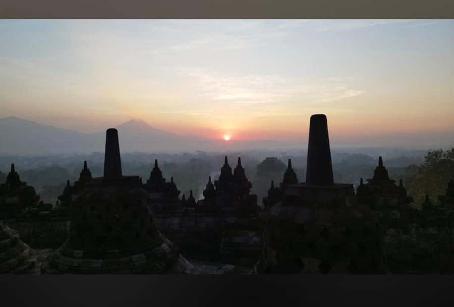 Yogyakarta: Borobudur Sunrise Climbup guarantee & prambanan - Price and value: the $25 tour price plus IDR 950,000 temple fees