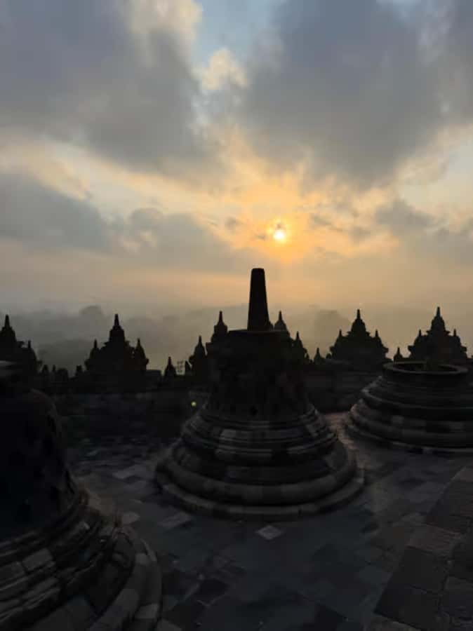 Yogyakarta: Borobudur Sunrise from setumbu hill ( climbup ) - From Setumbu to Borobudur: transport timing and a guide-led entry