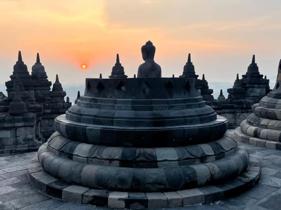 Yogyakarta: Borobudur Sunrise from setumbu hill ( climbup ) - Price and value: how $25 fits with the 500k climb-up reality