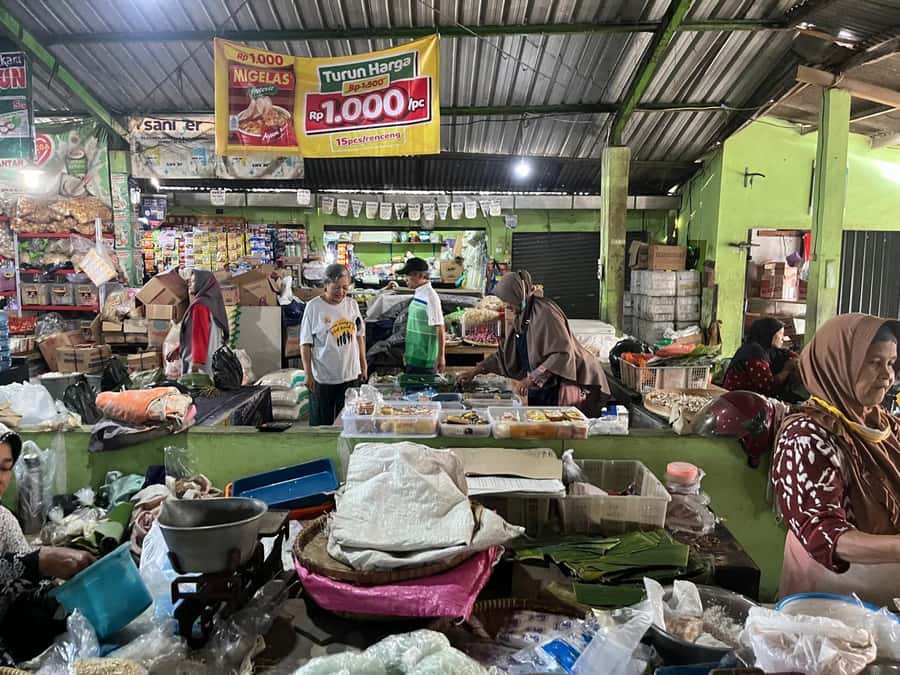 Yogyakarta: Cooking Class with Traditional Market Tour - The Market Shopping Window: Fresh Vegetables, Tight Timing