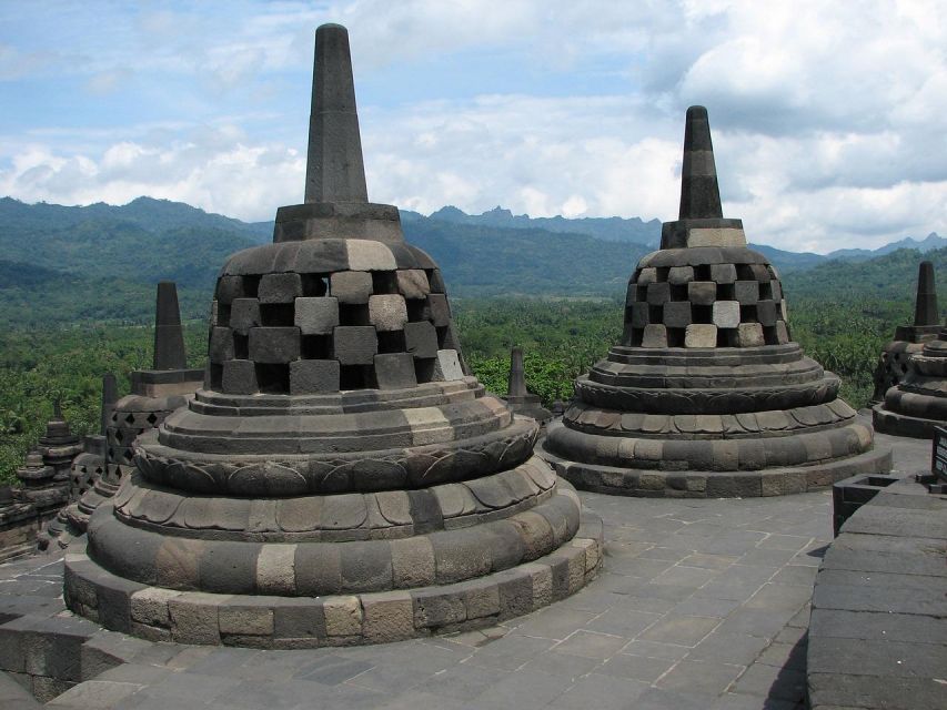 Yogyakarta: Guided Tour to Borobudur Climb Full Access - Small group of 10: why it changes the feel