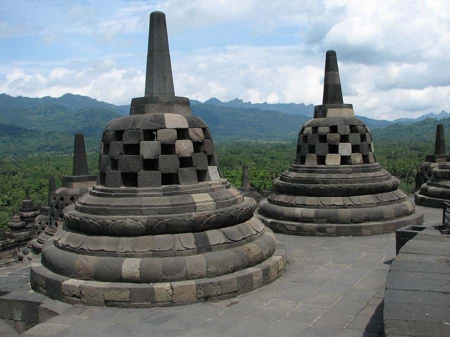 Yogyakarta: Guided Tour to Borobudur Climb Full Access - English guide and English-speaking driver: a real comfort factor