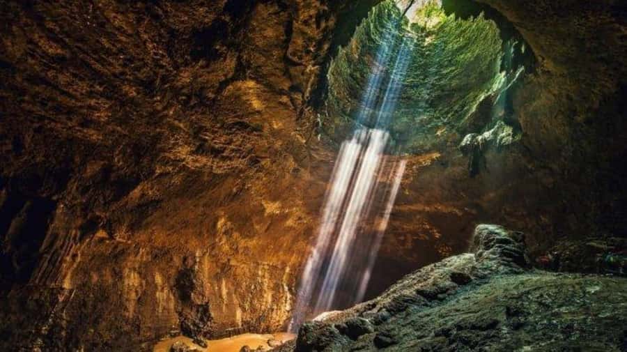 Yogyakarta: Jomblang and Pindul Cave Guided Day Trip - The underground walk: why the guide really matters
