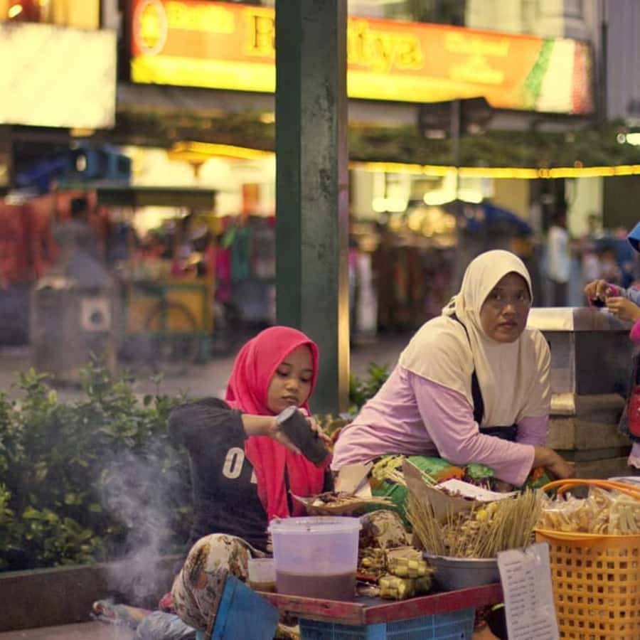 Yogyakarta: Night Walking & Street Food Tour - The Rumah Hantu Malioboro Optional Spooky Break (15 Minutes)