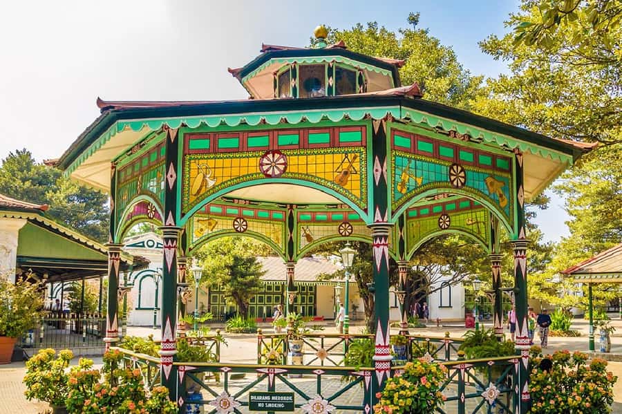 Yogyakarta: Palace, Water Castle, and Prambanan Temple Tour - Kraton Palace: 1 Hour With the Sultan’s Courtyard World