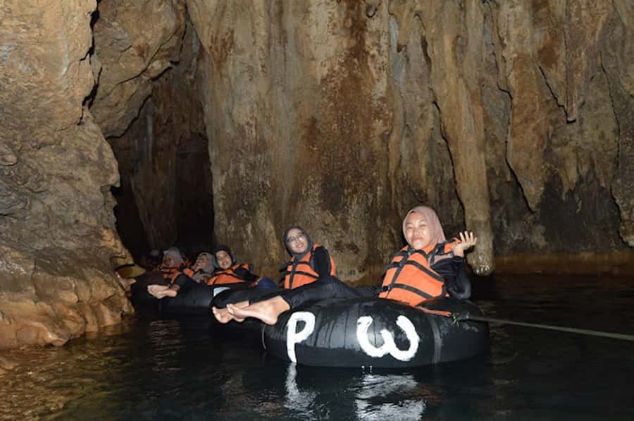 Yogyakarta: Pindul Cave and Oyo River Adventure Tour - Inside Pindul Cave: donut boats, natural springs, and real cave life
