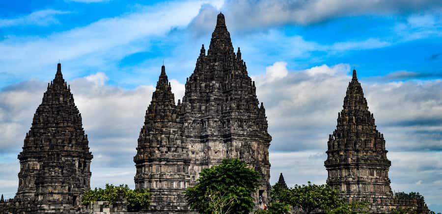 Yogyakarta : Prambanan and Borobudur full access guarantee - Borobudur: walking the stupa circuit and climbing upward
