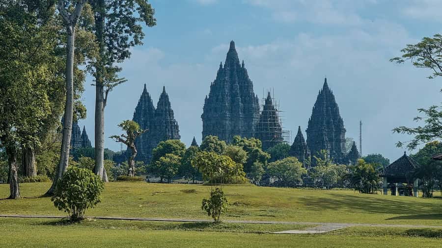 Yogyakarta : Prambanan early morning guided tour - The guide experience in English: how narration shapes the walk