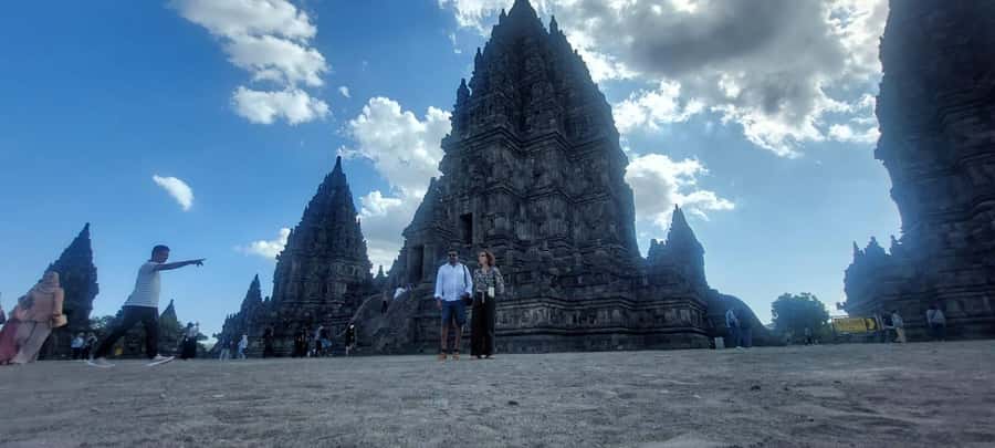 Yogyakarta: Prambanan Tour, Sukuh Temple & Tea Plantation - Tea plantation tasting: a calmer ending after temple heat