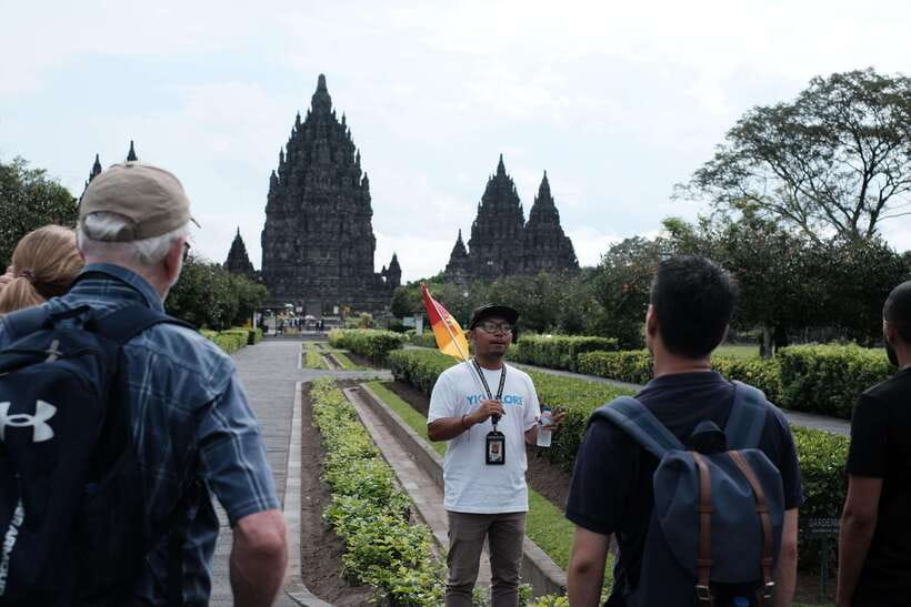 Yogyakarta: Setumbu Sunrise Borobudur Climb-up and Prambanan - Setumbu Hill Sunrise: the view you’re paying for