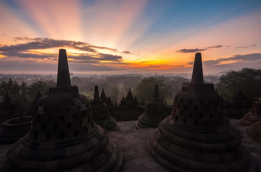 Yogyakarta: Setumbu Sunrise, Borobudur & Prambanan Day Tour - Borobudur: what to focus on during your morning hours