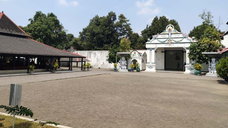 Yogyakarta: Sultan Palace, Water Castle & Mount Merapi Tour - How the 8 hours actually feels: pickup, transport, and ticket efficiency