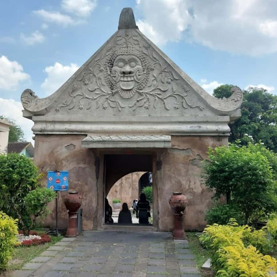 Yogyakarta: Sultan Palace, Water Castle & Mount Merapi Tour - Should you book this tour?