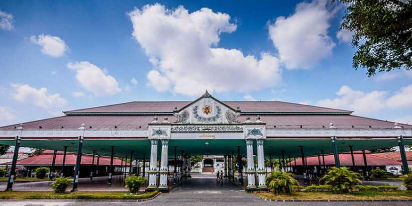 Yogyakarta: Sultan's Palace and Water Castle Walking Tour - Getting Oriented at the Kraton (Sultan’s Palace)