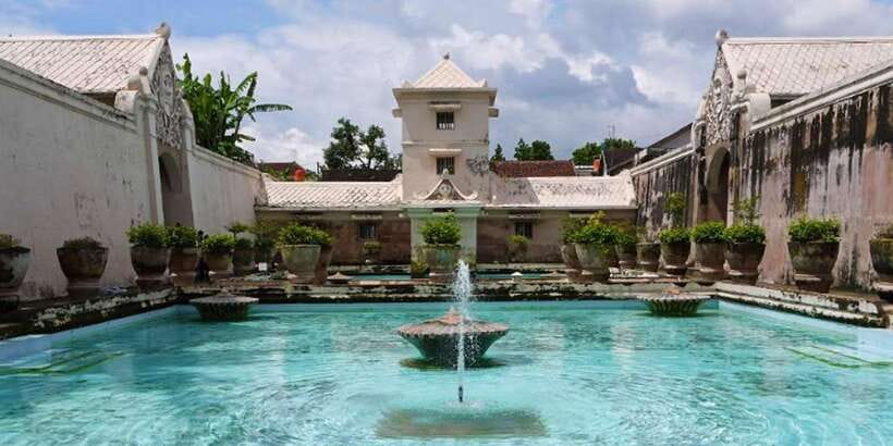 Yogyakarta: Sultan's Palace and Water Castle Walking Tour - Royal Heritage Exhibition: Why It’s Worth Seeing First