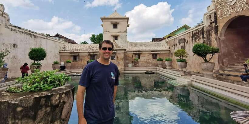 Yogyakarta: Sultan's Palace and Water Castle Walking Tour - What to Wear and Bring (So Entry Doesn’t Slow You Down)
