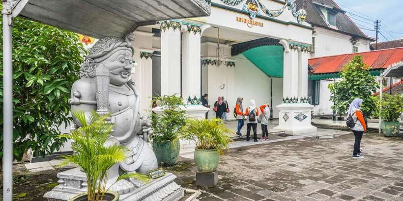 Yogyakarta: Sultan's Palace and Water Castle Walking Tour - Water Castle at Taman Sari: Pools, Pavilions, and Tunnels
