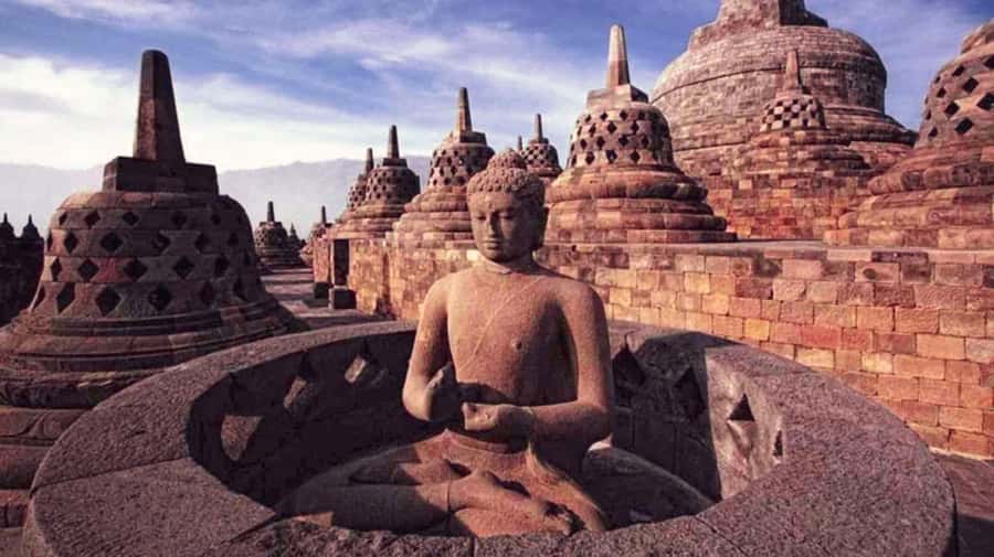 Yogyakarta: Sunrise setumbu, Borobudur and Prambanan Tour - Prambanan Temple complex: tall spires, different religion, same scale of ambition