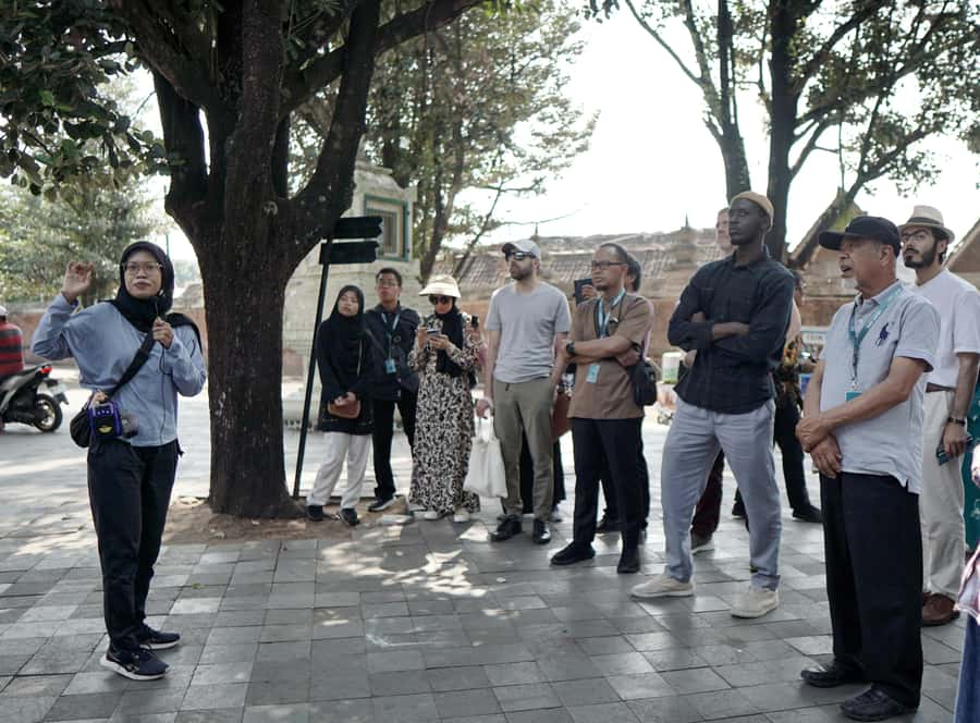 Yogyakarta: The Oldest Neighborhood Walking Experience - Meeting Luthfi at the huge tree: how the 2-hour format works