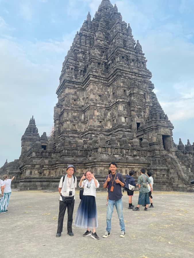 Yogyakarta to Everywhere: Car/Van Trip with Driver & Guide - The guide-factor: more meaning than just photos