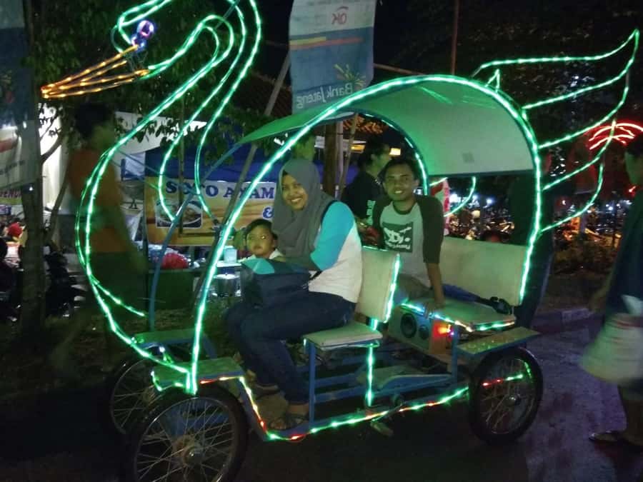 Yogyakarta walking tour: Gourmet Stroll & Nightly Highlights - Tuktuk Transfer and the Kraton Area: Fast Movement, Big Atmosphere
