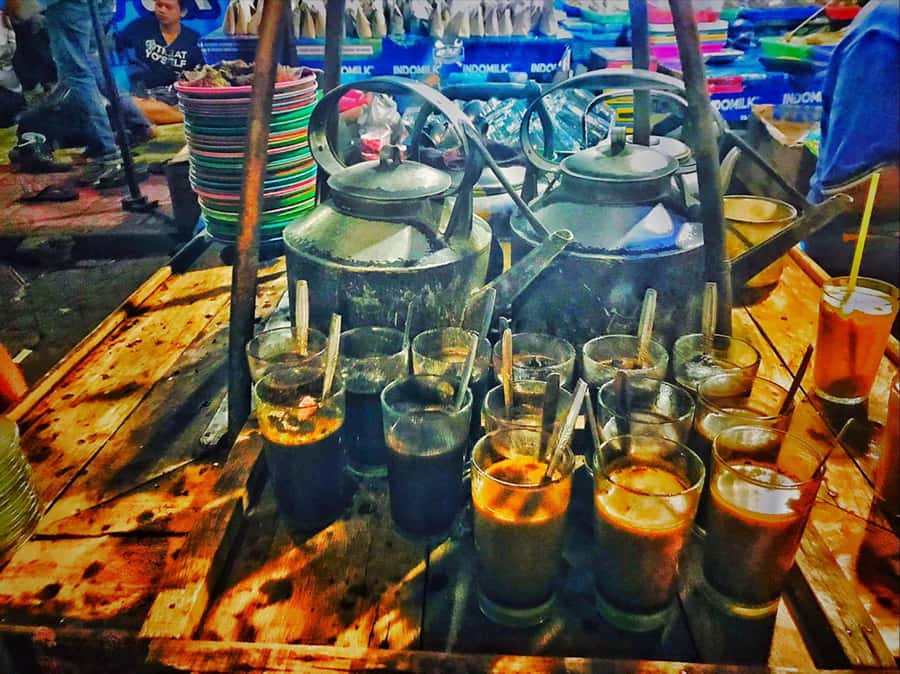 Yogyakarta walking tour: Gourmet Stroll & Nightly Highlights - Starting at the Yogyakarta Monument (Tugu): Your Night Gets a Name